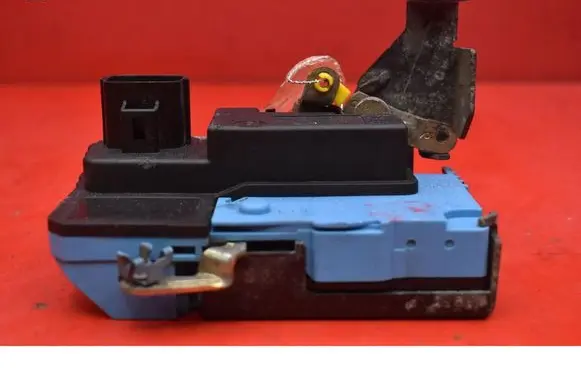 Volvo S80 Front door lock 8650546