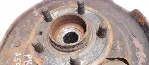 Land Rover Discovery 3 - LR3 Front wheel hub