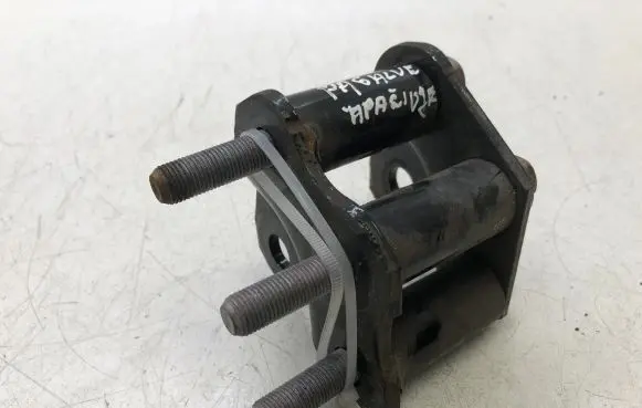 Mazda 3 III Engine mount bracket