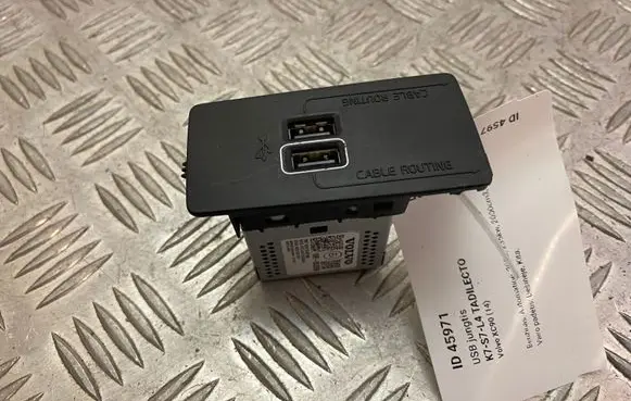 Volvo XC90 USB socket connector 31407038