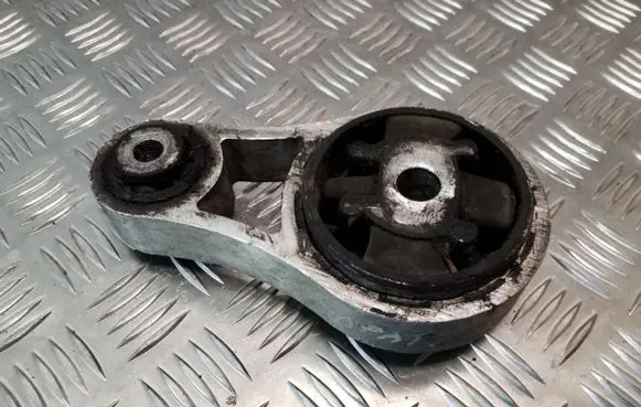 Opel Vivaro Engine mount bracket