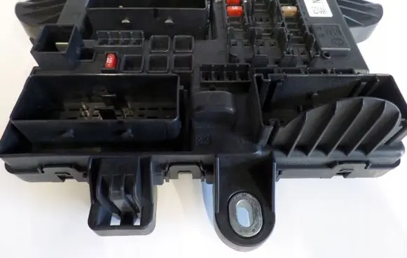 Opel Insignia A Relay mounting block 13277321INSIGNIAA
