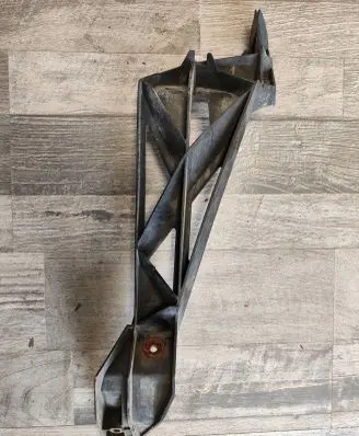 Front bumper mounting bracket