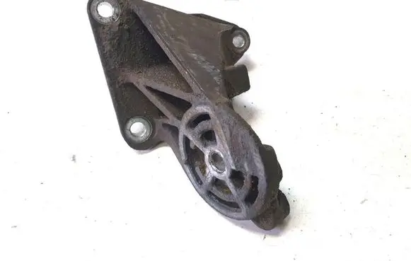 Engine mounting bracket