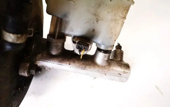 Nissan X-Trail T30 Master brake cylinder