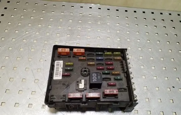 Volkswagen PASSAT B6 Fuse box set 3C0937125