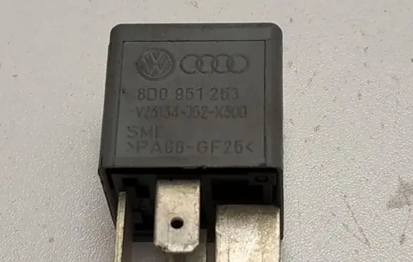 Volkswagen PASSAT B5 Other relay 8D0951253