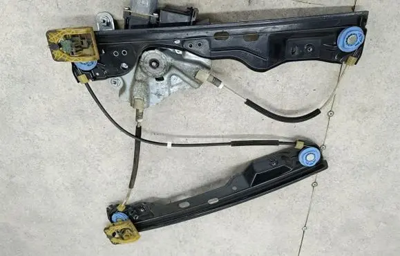 Opel Astra J Front door window regulator with motor 13260129