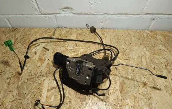 Mercedes-Benz CLS C219 Front door lock 2197200835 866970V