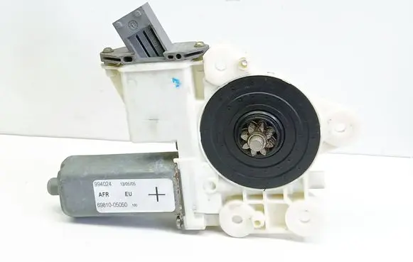 Toyota Avensis T250 Front door window regulator motor 6981005050 994024