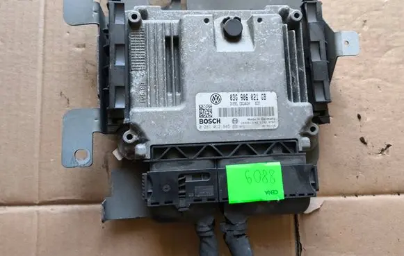 Volkswagen Touran I Engine control unit/module 03G906021GB 0281012945