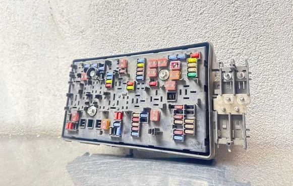 Opel Insignia A Fuse module 13275884 02592902110