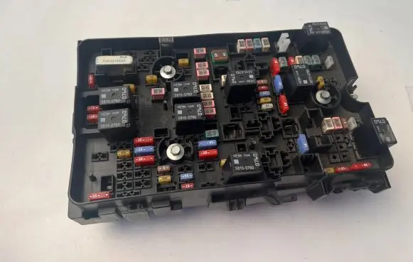 Chrysler Pacifica Fuse module 68233193AD