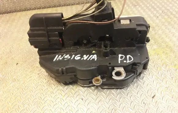 Opel Insignia A Front door lock 3023880