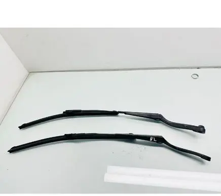 Mercedes-Benz GLK (X204) Front wiper blade arm 