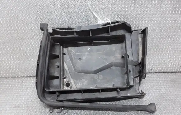 BMW 5 E39 Air filter box 64318379625