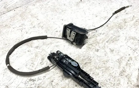 Nissan Juke I F15 Front door lock
