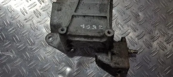 Lexus IS 200-300 Engine mounting bracket