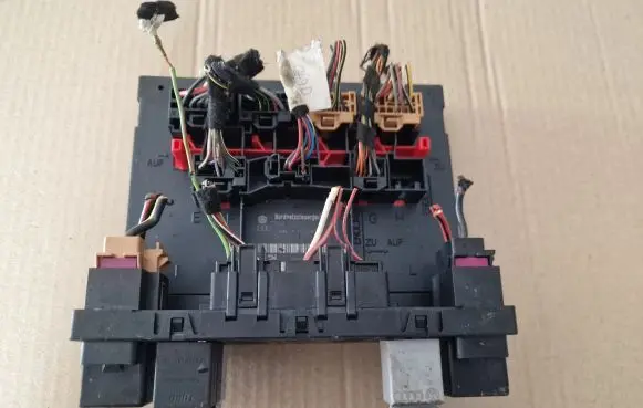 Volkswagen Touran I Fuse module 3C0937049AJ