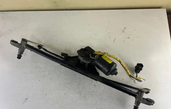 Hyundai Santa Fe Front wiper linkage and motor 9811026100
