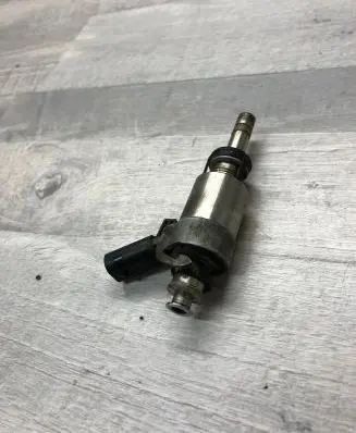 Skoda Octavia Mk2 (1Z) Fuel injector 06J133036B
