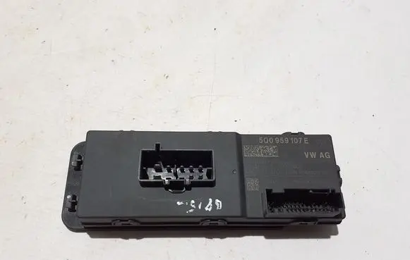 Volkswagen PASSAT B8 Tailgate/trunk control unit/module 5Q0959107E
