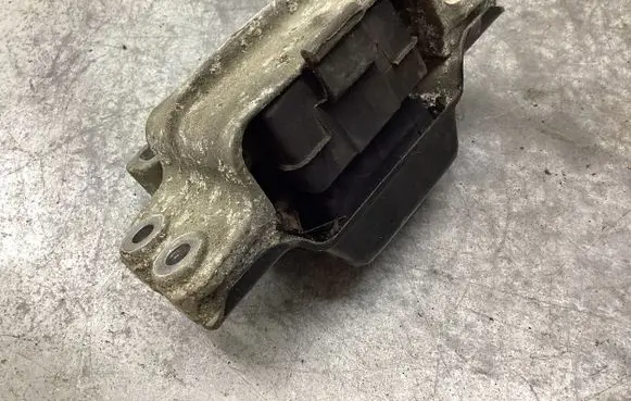 Volkswagen Caddy Engine mount bracket 1K0199555
