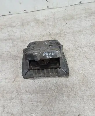 Volkswagen PASSAT B6 Engine mount bracket 1K0199262M