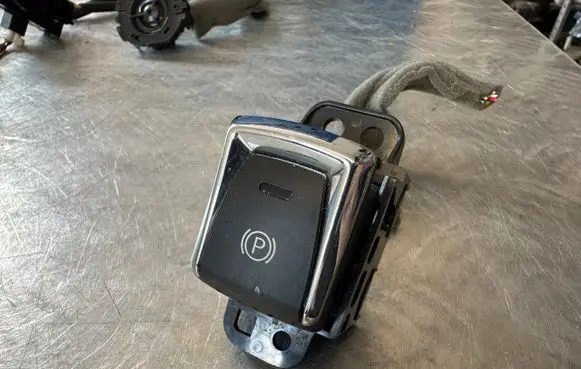 Nissan Qashqai Hand parking brake switch 