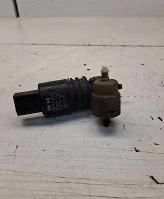 Volkswagen PASSAT B6 Windscreen/windshield washer pump 1K6955651 3122789