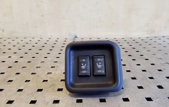 Nissan Juke I F15 Seat heating switch