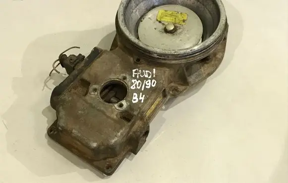 Audi 80 90 S2 B4 Fuel distributor 0438121049 034133353