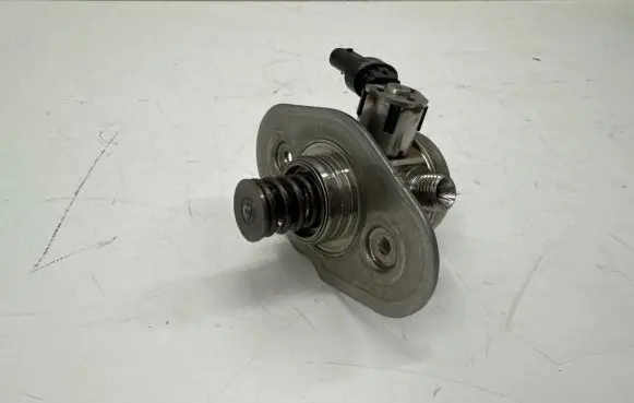 BMW 5 G30 G31 Fuel injection high pressure pump 7642466
