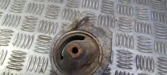 Nissan Almera Engine mount bracket