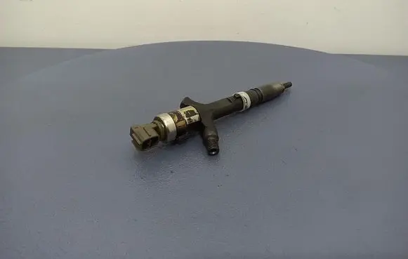 Toyota Avensis Verso Fuel injector 2367027030