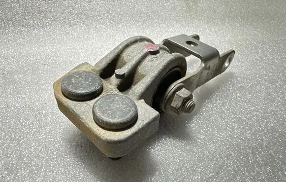 Volvo XC90 Engine mount bracket 30680750