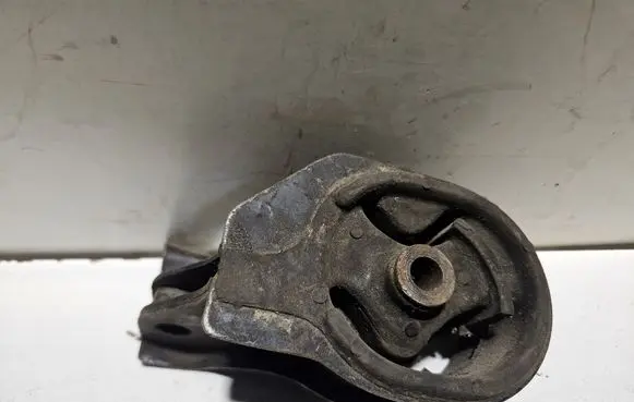 Honda Civic Engine mount bracket
