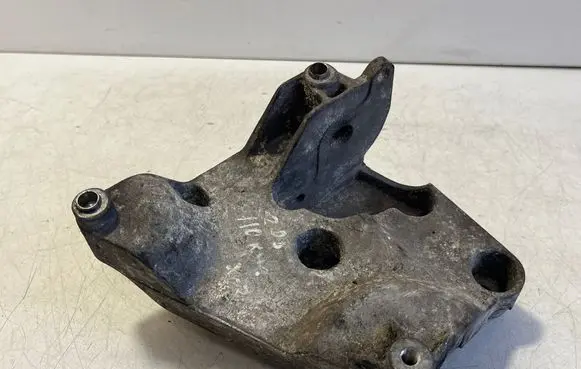 BMW X3 E83 A/C compressor mount bracket 7787319