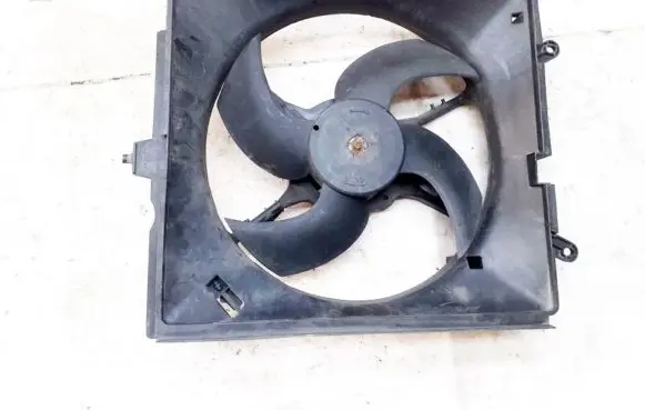 Mitsubishi Carisma Radiator cooling fan shroud