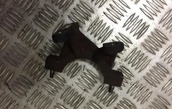 Volvo V50 Engine mounting bracket 4M513K305EA 4M51-3K305-EA