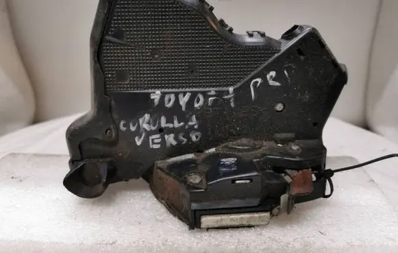 Toyota Corolla Verso E121 Front door lock