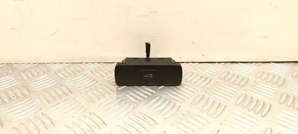 Polestar 2 Tailgate opening switch P32350330