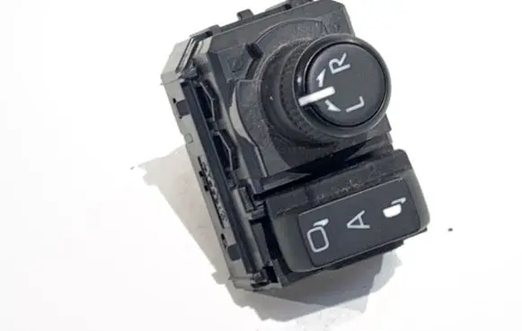 Toyota Yaris Cross Wing mirror switch 183910