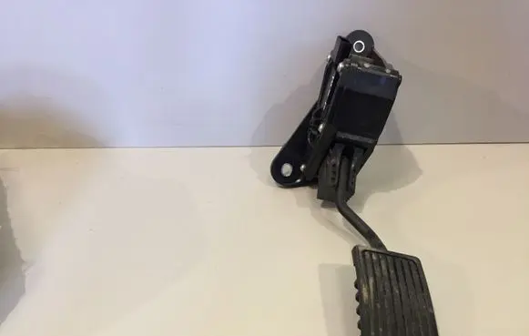 Honda CR-V Accelerator throttle pedal 31305J18