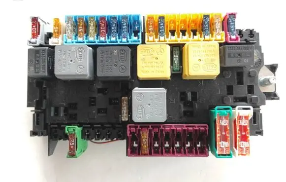 Mercedes-Benz B W246 W242 Fuse module A2469067100 YAP36047M5 33271312