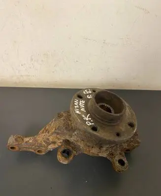 Nissan Note (E11) Front wheel hub