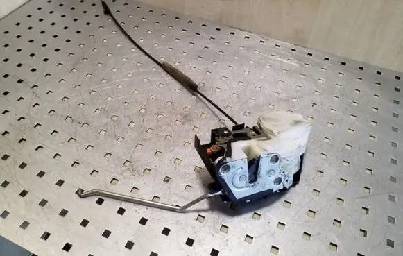 Mitsubishi Pajero Front door lock