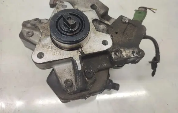 Volvo XC90 Fuel injection high pressure pump 0445010111