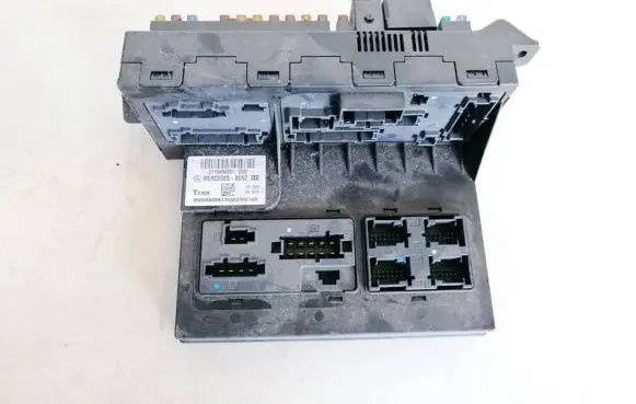 Mercedes-Benz CLS C219 Fuse box set 2115454301