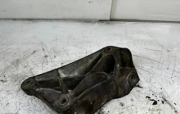 BMW 5 E39 Engine mounting bracket 6750441
